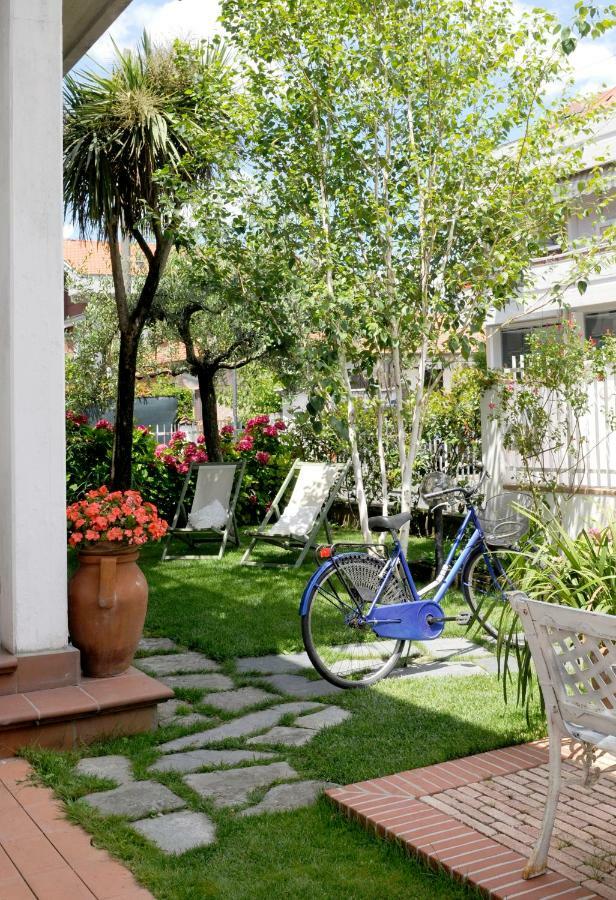 Tre Civette Sul Como Bed and Breakfast Marina di Massa Exterior foto