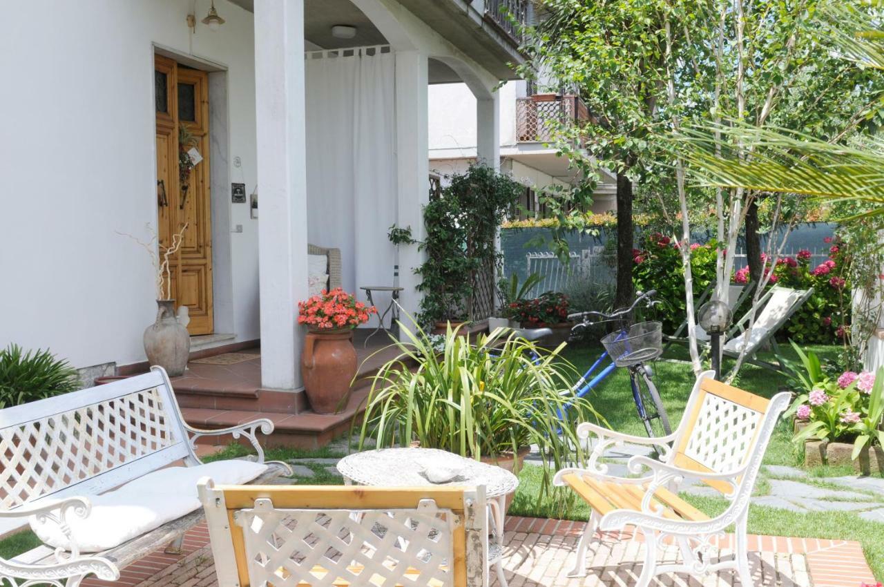 Tre Civette Sul Como Bed and Breakfast Marina di Massa Exterior foto