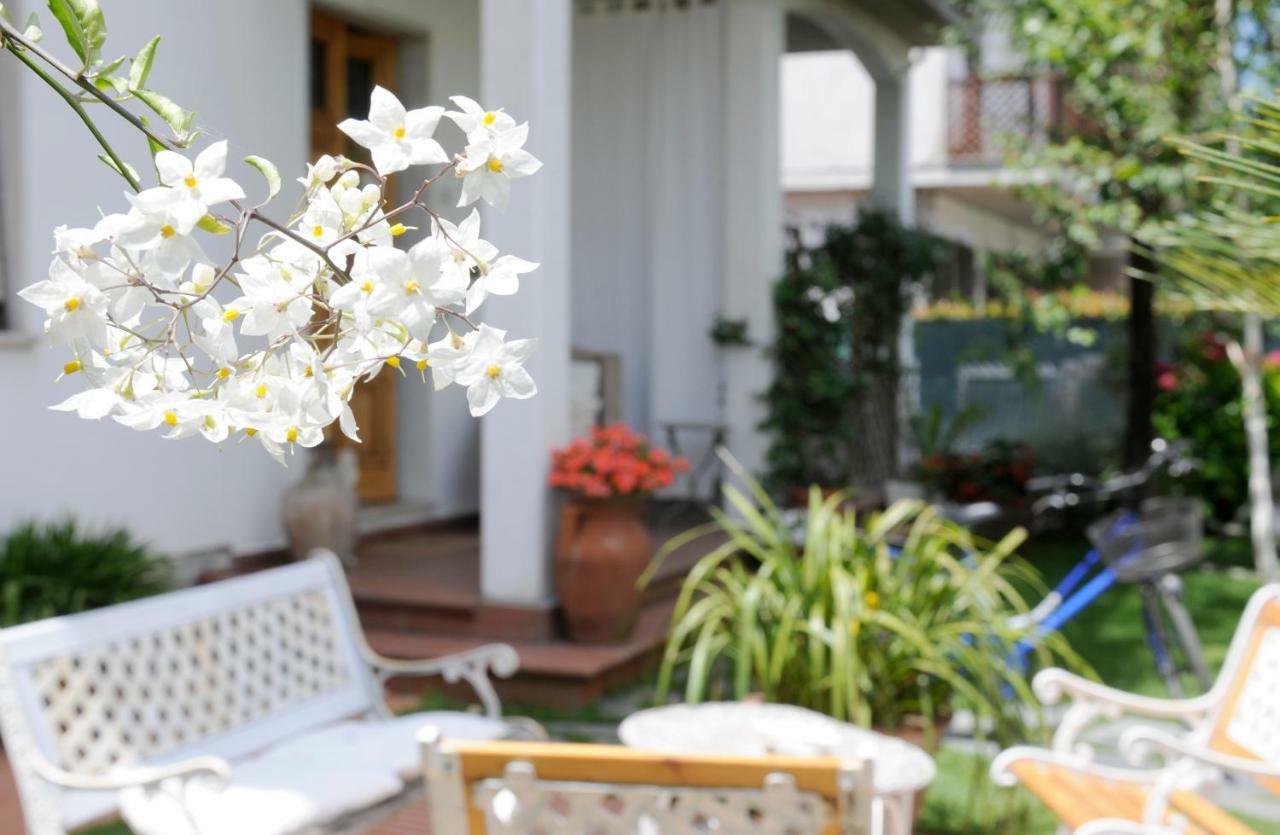 Tre Civette Sul Como Bed and Breakfast Marina di Massa Exterior foto