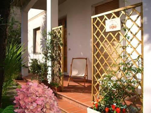 Tre Civette Sul Como Bed and Breakfast Marina di Massa Exterior foto